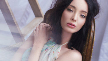 обоя девушки, emma dumont, брюнетка, лицо, стремянка