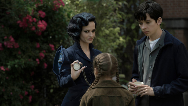 Обои картинки фото кино фильмы, miss peregrine`s home for peculiar children, джейкоб, девочка, часы, мисс, перегрин