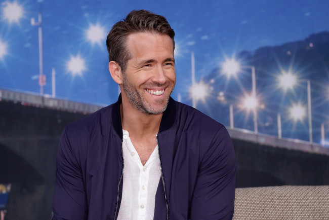 Обои картинки фото мужчины, ryan reynolds, улыбка, огни, куртка, актер, щетина