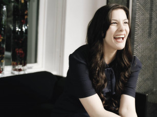 Картинка девушки liv+tyler шатенка платье диван