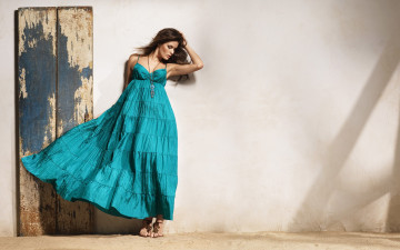 Картинка девушки isabeli+fontana шатенка платье кулон доски сандалии