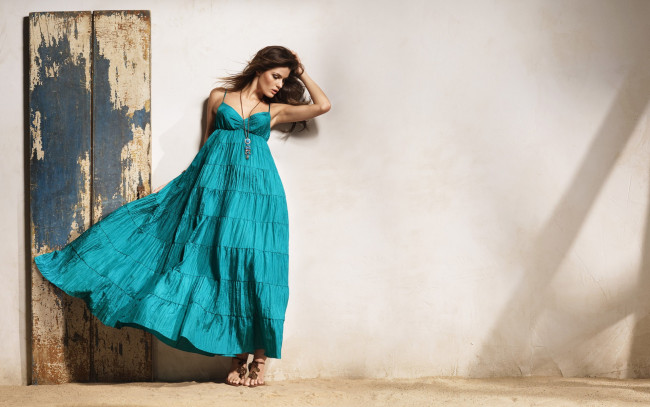 Обои картинки фото девушки, isabeli fontana, шатенка, платье, кулон, доски, сандалии