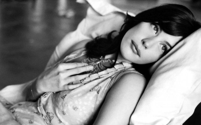 Обои картинки фото девушки, liv tyler, черно-белая, актриса, платье, подушка