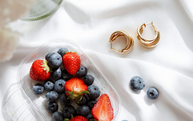 Обои картинки фото еда, фрукты,  ягоды, серьги, клубника, черника, ягоды