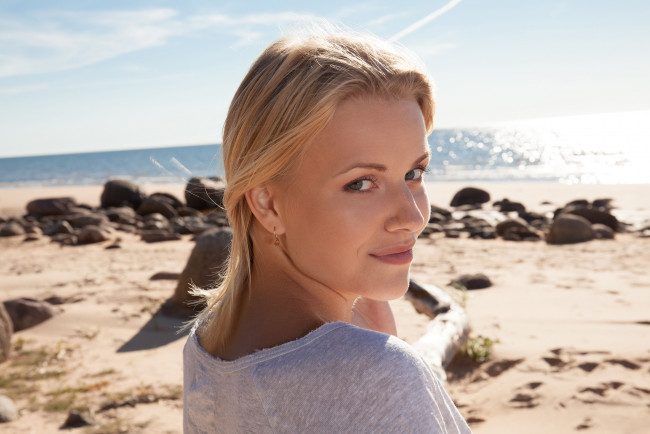 Обои картинки фото raena bella, девушки, raena forfisa, raena, bella, morfisa, faria, девушка, модель, блондинка, поза, стройная, сексуальная, флирт