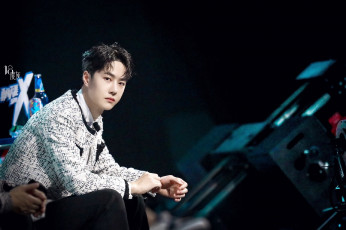 Картинка мужчины wang+yi+bo шоу камера