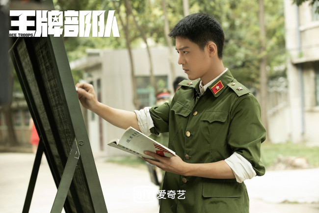 Обои картинки фото кино фильмы, ace troops, гу, ие, книга, стенд