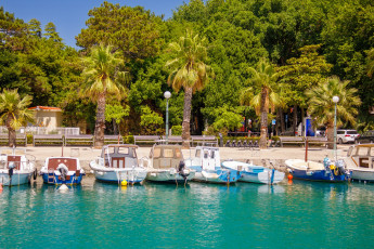 обоя корабли, катера, пальмы, набережная