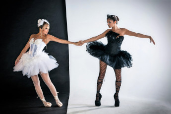 Картинка leanna+decker+and+rebecca+carter девушки leanna+decker черная белая образы