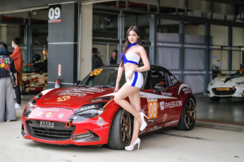 Картинка девушки kiki+hsieh автомобиль азиатка шорты улыбка