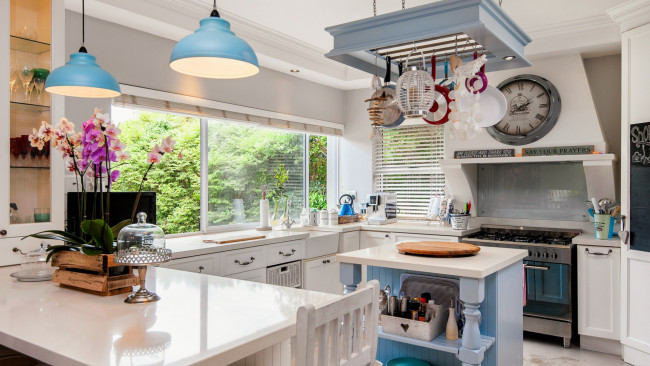 Обои картинки фото интерьер, кухня, плита, лампы, часы