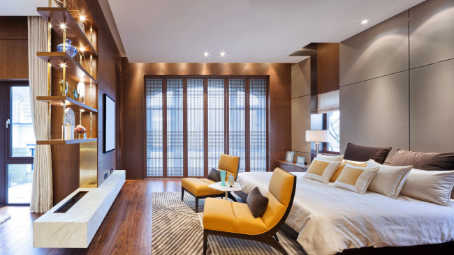 Обои картинки фото интерьер, спальня, кровать, подушки, телевизор, кресла