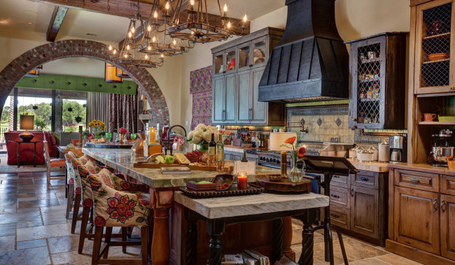 Обои картинки фото интерьер, кухня, плита, вытяжка, шкафы, люстры