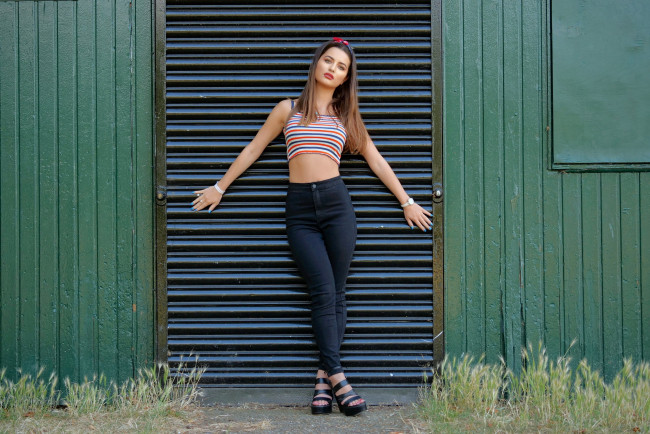 Обои картинки фото девушки, - брюнетки,  шатенки, шатенка, джинсы, топ