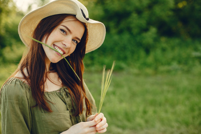 Обои картинки фото девушки, - лица,  портреты, шляпа, улыбка