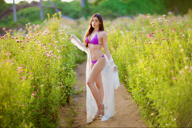 Обои картинки фото девушки, kiki hsieh, азиатка, цветник, купальник, бикини