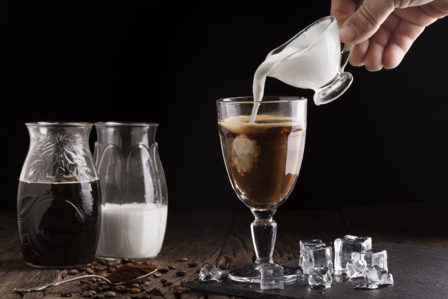 Обои картинки фото еда, кофе,  кофейные зёрна, лед, зерна, сливки