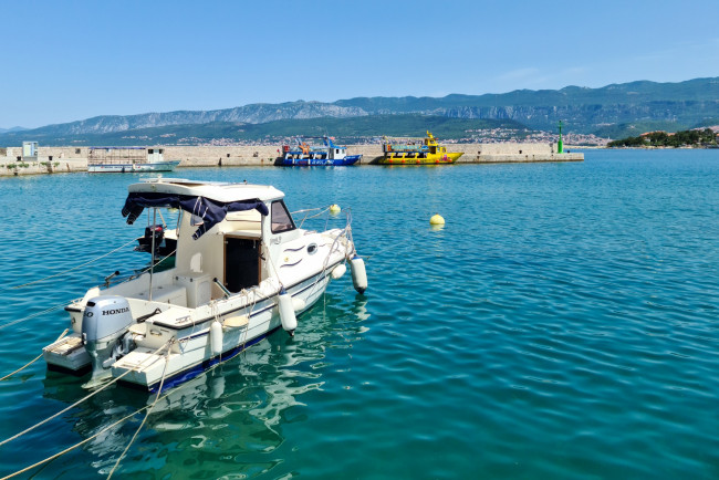 Обои картинки фото корабли, катера, горы, катер, залив