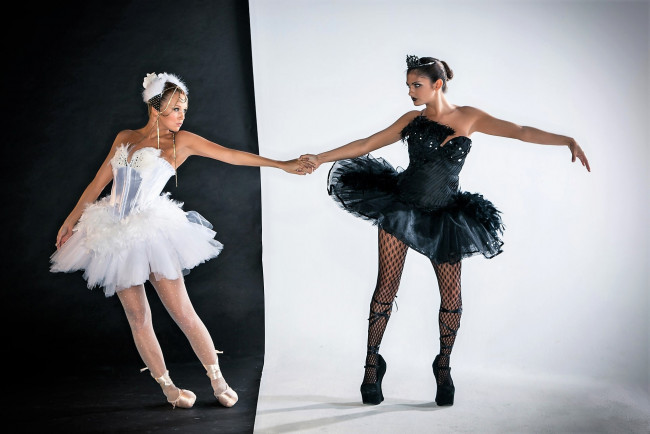 Обои картинки фото leanna decker and rebecca carter, девушки, leanna decker, черная, белая, образы