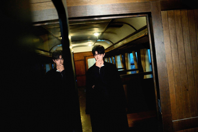 Обои картинки фото мужчины, xiao zhan, актер, пиджак, вагон, зеркало