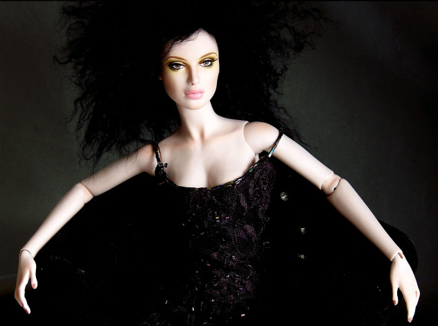 Обои картинки фото разное, игрушки, кукла, платье, руки