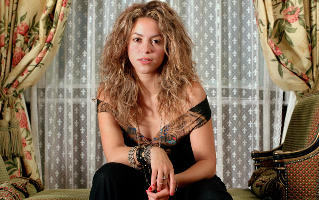 Обои картинки фото музыка, shakira, цепочка, браслеты, декольте