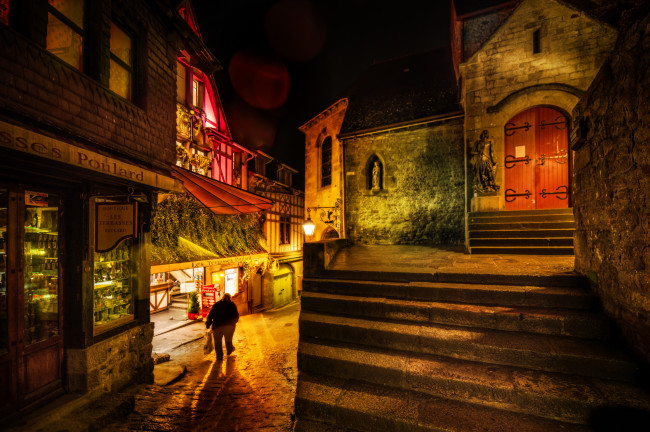 Обои картинки фото france, mont, saint, michel, города, крепость, мон, сен, мишель, франция, остров, дома, улица, ночь, огни