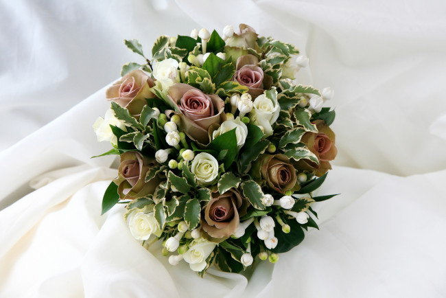 Обои картинки фото цветы, букеты, композиции, розы, листья