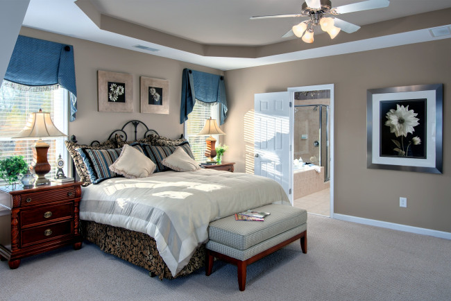 Обои картинки фото интерьер, спальня, подушки, картины, кровать