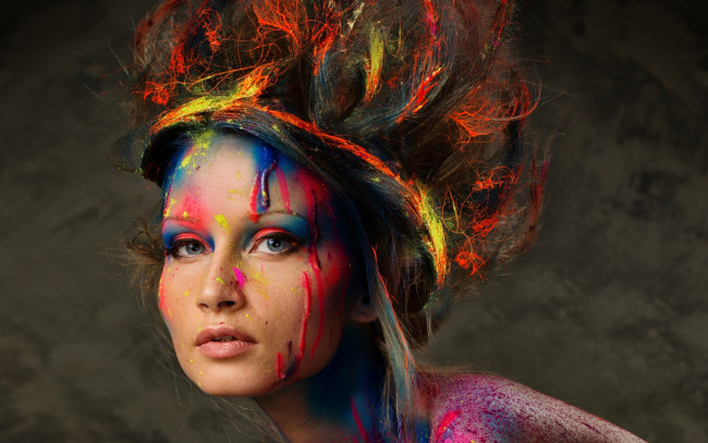 Обои картинки фото девушки, -unsort , креатив, голубоглазая, взгляд, краски, девушка, шатенка