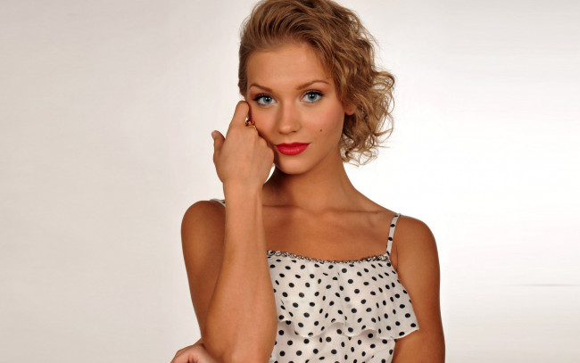 Обои картинки фото девушки, кристина асмус, актриса, блондинка, улыбка, родинка, сарафан