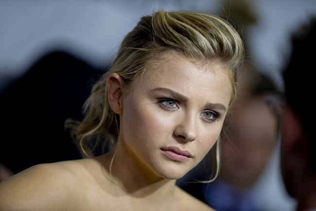 Обои картинки фото девушки, chloe grace moretz, актриса, блондинка, лицо, взгляд