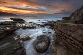 Картинка природа побережье море бильбао испания playa de azkorri скалы пляж выдержка