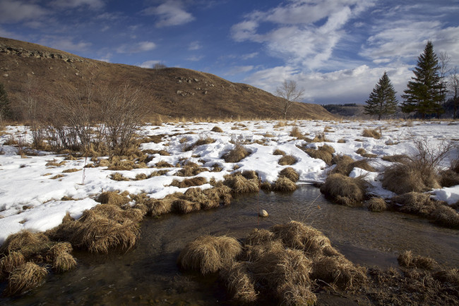 Обои картинки фото природа, пейзажи, пейзаж, снег, деревья, кочки, ручей, холмы, небо