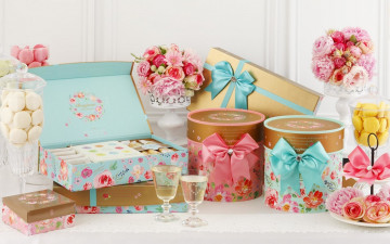 Картинка праздничные подарки+и+коробочки бокалы цветы подарки