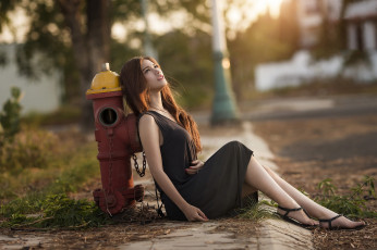 Картинка девушки -+азиатки девушка модель азиатка поза взгляд причёска шатенка красотка платье коричневый колонка