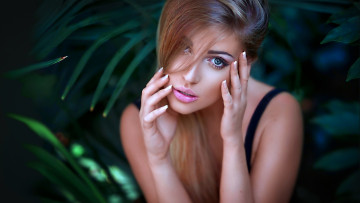 Картинка девушки -+лица +портреты глаза руки портрет темный фон