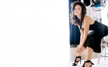 Картинка девушки olivia+wilde брюнетка платье табуретка