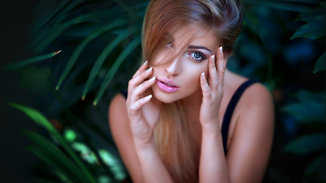 Обои картинки фото девушки, - лица,  портреты, глаза, руки, портрет, темный, фон