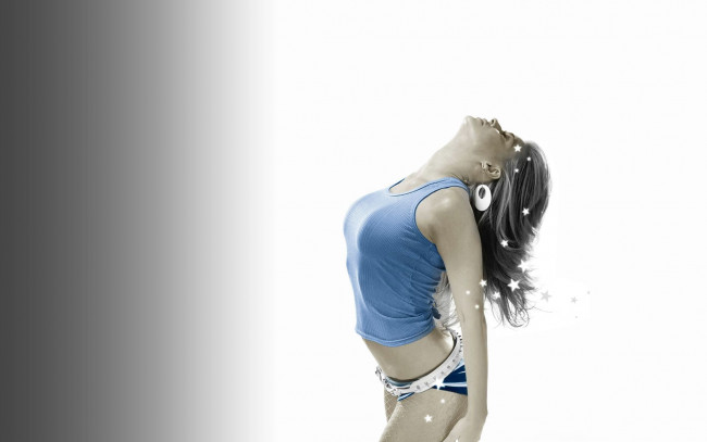 Обои картинки фото девушки, carmen electra, майка, шорты, пояс, звезды