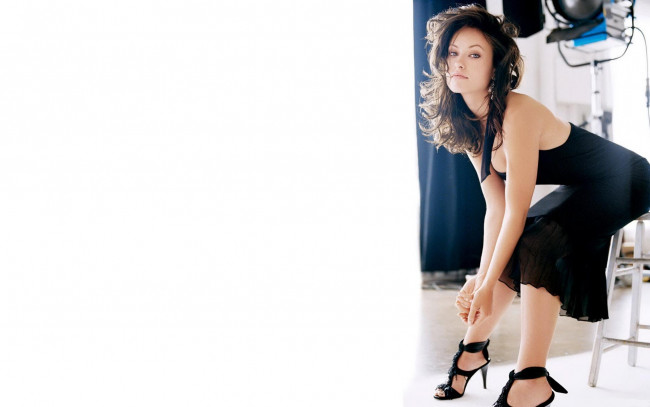 Обои картинки фото девушки, olivia wilde, брюнетка, платье, табуретка
