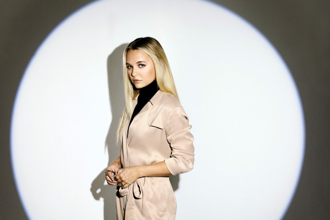 Обои картинки фото madison iseman, девушки, мэдисон, айсмен, блондинка, водолазка, американская, актриса, фотосессия, 2020, года