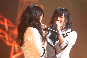 Картинка музыка akb+48 yamada nana yamamoto sayaka микрофоны сцена