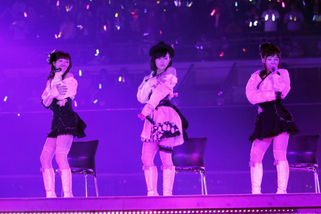 Обои картинки фото музыка, akb 48, watanabe, miyuki, yamada, nana, yamamoto, sayaka, сцена, кресла