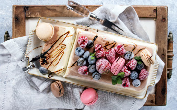 Картинка еда макаруны ягоды десерт