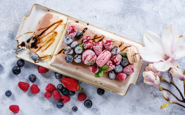 Картинка еда макаруны ягоды десерт