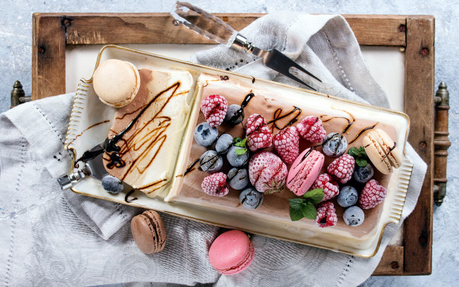 Обои картинки фото еда, макаруны, ягоды, десерт