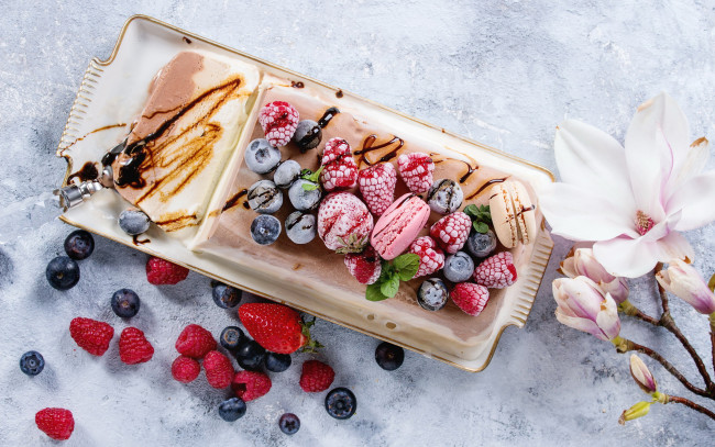 Обои картинки фото еда, макаруны, ягоды, десерт