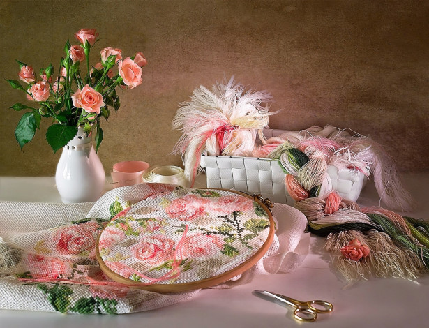 Обои картинки фото разное, ремесла,  поделки,  рукоделие, ваза, букет, розы, нитки, вышивка, рукоделие