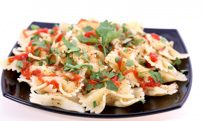 Обои картинки фото еда, макароны,  макаронные блюда, бантики, паста, петрушка